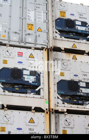 La refrigerazione di contenitori impilati sulla banchina del porto di Lisbona Foto Stock