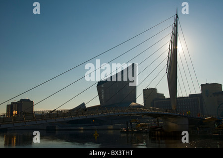 La nuova (2010) swing passerella e Imperial War Museum North a Salford Quays, Manchester, Inghilterra, Regno Unito. Foto Stock