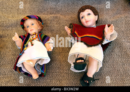 Gesù bambino figure (chiamati Niños in spagnolo) vestita di tessuti locali per le scene della natività nel mercato di Natale , La Paz in Bolivia Foto Stock