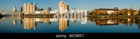 Panorama di Salford Quays oltre il Manchester Ship Canal. Salford Quays, Manchester, Inghilterra, Regno Unito Foto Stock