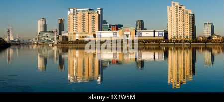 Panorama di Salford Quays oltre il Manchester Ship Canal. Salford Quays, Manchester, Inghilterra, Regno Unito Foto Stock