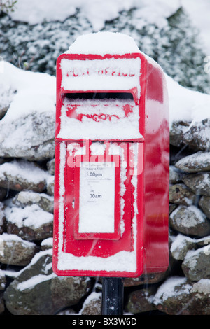 Una casella postale nella neve a Thirlmere, Lake District, UK. Foto Stock