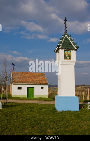 Una colonna di crocifissione nel bellissimo vigneto ceca paesaggio Foto Stock