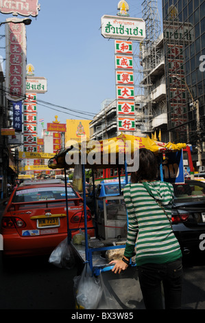 Donna tailandese con un mobile di supporto alimentare è in coda in un ingorgo a Bangkok-Chinatown Foto Stock