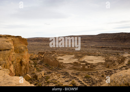 Vista del Pueblo Bonito dal Pueblo alto sentiero nel Chaco Culture National Historic Park nel Chaco Canyon, Nuovo Messico USA. Foto Stock