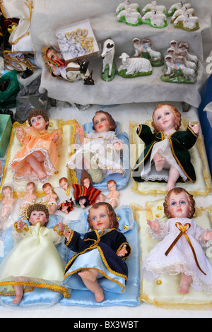 Gesù bambino figure (chiamati Niños in spagnolo) per le scene della natività in vendita nel mercato di Natale , La Paz , Bolivia Foto Stock