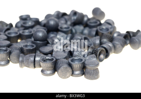 Mucchio di piombo buckshot munizioni isolato su bianco Foto Stock