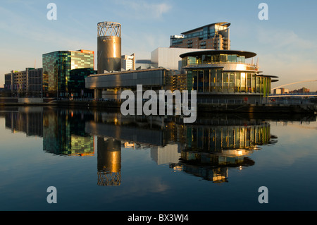 Il Lowry Arts Center si riflette nel Manchester Ship Canal, Salford Quays, Manchester, Inghilterra, Regno Unito Foto Stock
