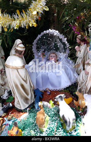 Scena della Natività (chiamato nacimiento, pesebre, portale o belen in spagnolo) nel mercato di Natale , La Paz , Bolivia Foto Stock