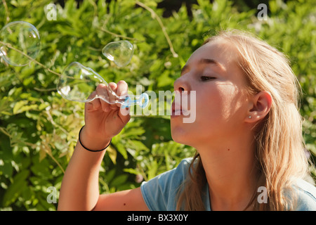 Teen Girl soffiare bolle; Benalmadena Costa, Malaga, Andalusia, Spagna Foto Stock