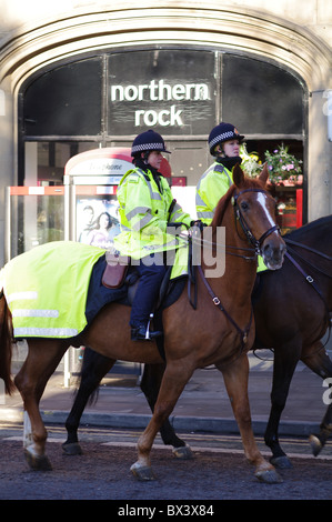 I cavalli della polizia di pattuglia fuori dei Northern Rock Manchester Foto Stock