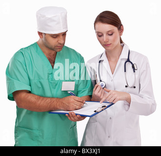 I medici completando sulla scheda sanitaria. Isolato su un bianco. Foto Stock