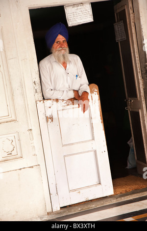 Un Sikh presso il Tempio Dorato, Amritsar Punjab, India Foto Stock