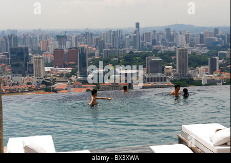 Una famiglia godendo della piscina a sfioro di Marina Bay Sands Hotel di Singapore Foto Stock