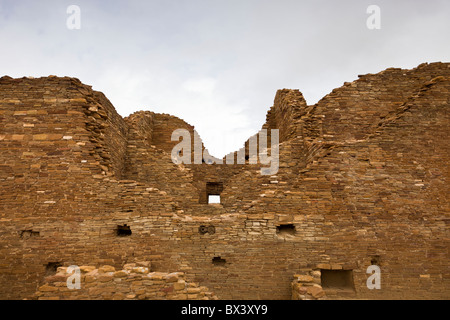 Grande casa di pareti a Pueblo Del Arroyo, Chaco Culture National Historic Park nel Chaco Canyon, Nuovo Messico USA. Foto Stock