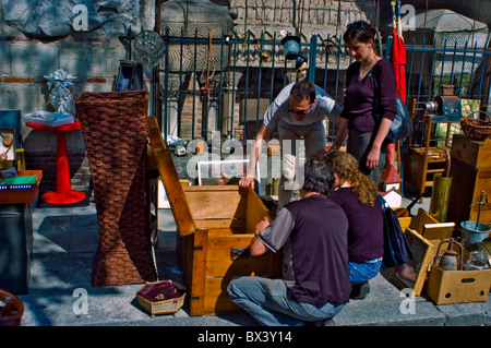 Tolosa, Francia - piccola folla che fa shopping al mercato locale delle pulci, mobili riciclati, sulla strada all'esterno Foto Stock