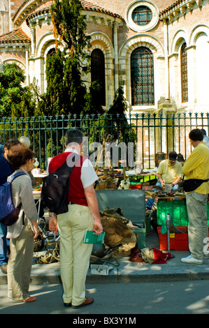 Tolosa, Francia - persone che fanno shopping nel mercato locale delle pulci , la Cattedrale di Saint Etienne, Brocante vintage, bancarelle turistiche straniere Foto Stock