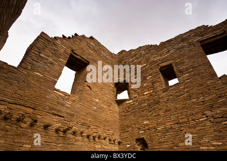 Finestra muratura Anasazi Grande casa di Pueblo Bonito, Chaco Culture National Historic Park nel Chaco Canyon, Nuovo Messico USA. Foto Stock