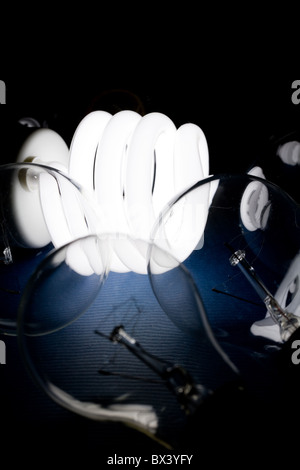 Lampada compatta a fluorescenza e luce al tungsteno lampadina Foto Stock