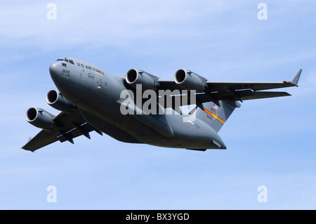 Boeing C-17A Globemaster azionato dalla US Air Force arrampicata fuori dopo il decollo da RAF Fairford Foto Stock