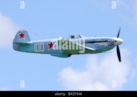 Yakovlev Yak-3UA russian fighter aircraft facendo una bassa flypast a Duxford Flying Legends Airshow di Foto Stock