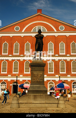 Una statua di Samuel Adams si erge davanti all'ingresso della sala Faneiul a Boston, Massachusetts Foto Stock