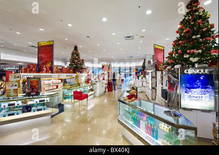 Contatore di cosmetici in un negozio Dillards al Eagle Ridge Mall, il lago del Galles, Central Florida, Stati Uniti d'America Foto Stock
