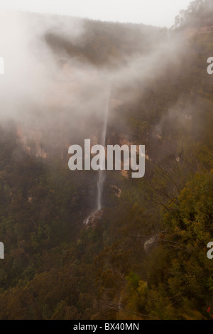 Nubi intorno Bridal Veil Falls vicino Govett's Leap in Grose Valley, il Parco Nazionale Blue Mountains, Blackheath, Nuovo Galles del Sud Foto Stock