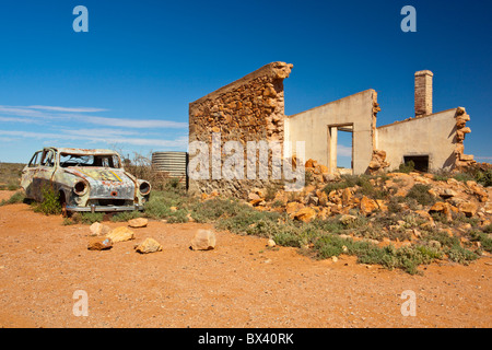 Distrutto la vettura al di fuori di una casa in rovina in argento vecchio città mineraria di Silverton vicino a Broken Hill outback nel Nuovo Galles del Sud Foto Stock