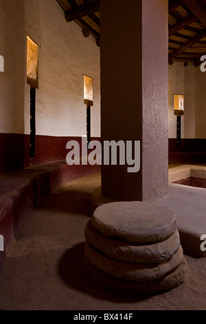 Vista interna del grande Kiva scavato da Earl Morris nel 1921 all'Aztec Ruins National Monument sito in Nuovo Messico, Stati Uniti d'America. Foto Stock