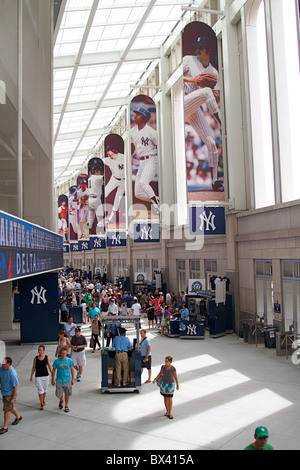 Scene da intorno il bellissimo e nuovo Yankee Stadium nel Bronx Foto Stock