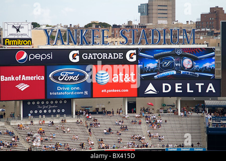 Scene da intorno il bellissimo e nuovo Yankee Stadium nel Bronx Foto Stock