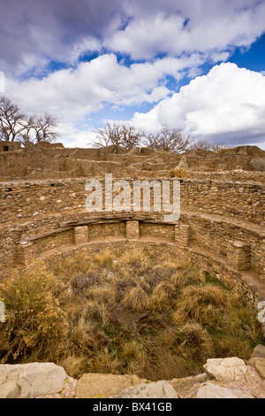 Nativi Americani Kiva cerimoniale, pozzo circolare camera usata per cerimonie, all'Aztec Ruins National Monument in New Mexico, negli Stati Uniti. Foto Stock