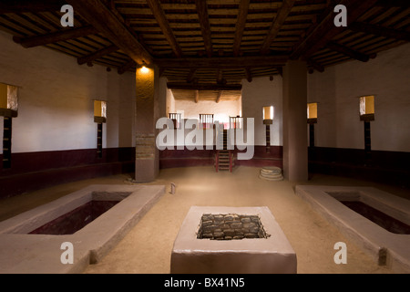 Vista interna del grande Kiva scavato da Earl Morris nel 1921 all'Aztec Ruins National Monument sito in Nuovo Messico, Stati Uniti d'America. Foto Stock