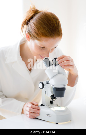 Laboratorio di microscopio - donna ricerca medica farmacia esperimento, bassa profondità di campo Foto Stock