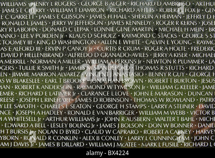 Nome pannello che visualizza i nomi dei caduti di servizio degli Stati Uniti gli uomini dalla guerra del Vietnam,Vietnam Veterans Memorial Wall,WASHINGTON, STATI UNITI D'AMERICA Foto Stock