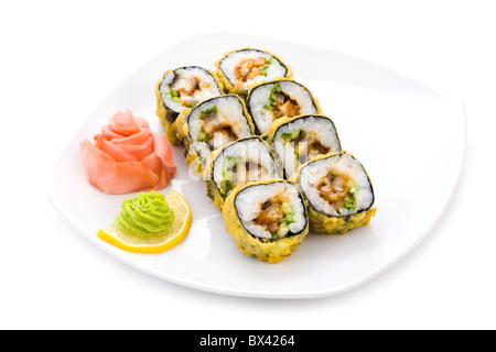 Immagine di tempura maki sushi con zenzero sott'aceto e wasabi su piastra Foto Stock