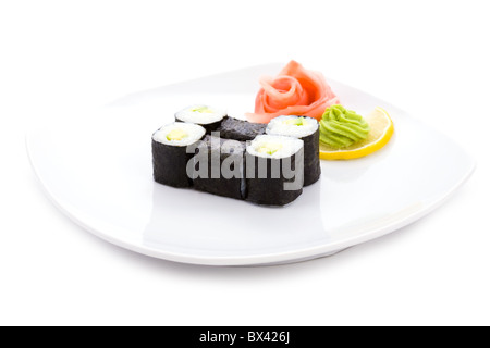 Immagine del sushi hosomaki con zenzero sott'aceto e wasabi su una piastra Foto Stock