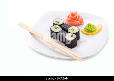 Immagine del sushi hosomaki con zenzero sott'aceto e wasabi su una piastra Foto Stock