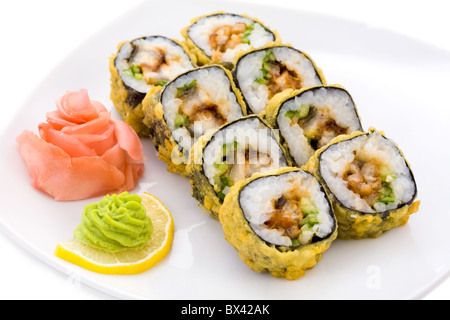 Immagine di tempura maki sushi con zenzero sott'aceto e wasabi su piastra Foto Stock