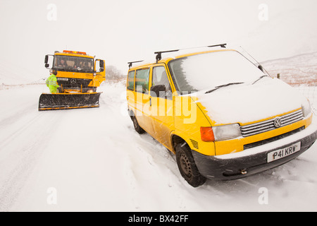 Un aratro di neve su Dunmail sollevare nel distretto del lago, UK. Foto Stock