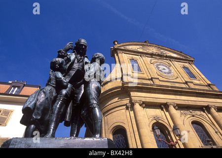 Yverdon les Bains Place Pestalozzi Johann Heinrich Pestalozzi monumento scultura di personalità città vecchia chiesa N Foto Stock