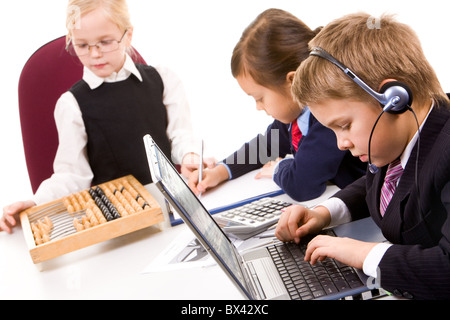 Foto di grave business partner per fare il loro lavoro alla riunione Foto Stock