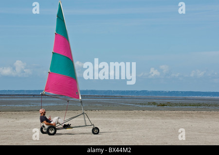 L'uomo land yachting / yacht su una spiaggia Foto Stock