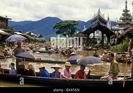 Intha persone su imbarcazioni presso il Yumana Mercato galleggiante sul Lago Inle, Nyaungshwe Township, Taunggyi distretto, Stato Shan, Birmania. Foto Stock