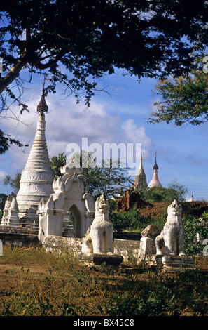 Statue al di fuori del tempio Htilominlo, un tempio buddista costruito nel 1211, Bagan, Birmania. Foto Stock