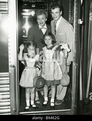 EVE ARDEN (1908-1990) noi TV e attrice cinematografica con mio marito brooks Ovest e i loro figli Connie a sinistra e Lisa Foto Stock