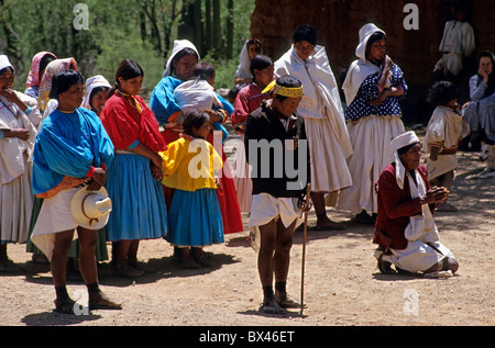 Messico Stato di Chihuahua Sierra Madre Tarahumaran elaborazione indiani vicino alla chiesa cristiana per la celebrazione di Pasqua Foto Stock