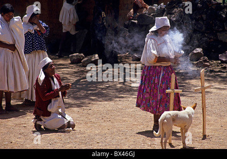 Messico Stato di Chihuahua Sierra Madre Tarahumaran elaborazione indiani vicino alla chiesa cristiana per la celebrazione di Pasqua Foto Stock