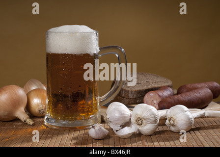 La birra con aglio e salsiccia Foto Stock